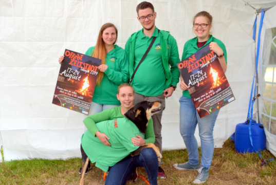 (v. li. Sarah Wortmann, Maurice Keusen, Lina Keusen, vorne Bianca Jaeger) Freuen sich schon riesig auf die kommende Offene Zeltstadt. (Foto: © Martina Hörle)