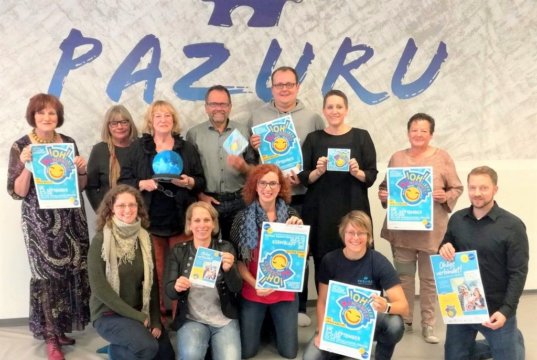 Freuen sich schon auf die beiden Feste und das gemeinsame Feiern (hintere Reihe v. li. Renate Krämer, Christa Berger, Hanna Nebel, Jörg Bergmann, Tobias Kürten, Gabriela Fritz, Heike Herrig. vorne v. li. Tabea Reichert, Claudia Hagemann, Gloria Göllmann, Ira Paul, Dirk Häußer) Foto: © Martina Hörle