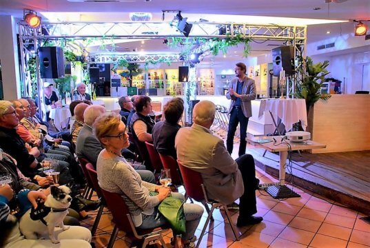 Stadtarchivar Ralf Rogge erzählte im Restaurant Hitze-Frei Interessantes und Informatives zur Entstehung der Städtevereinigung. (Foto: © Martina Hörle)