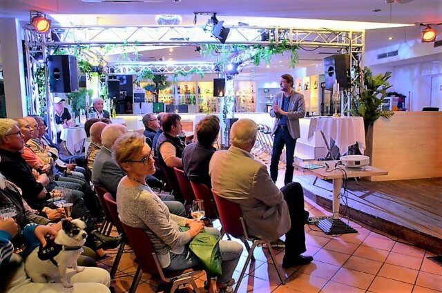 Stadtarchivar Ralf Rogge erzählte im Restaurant Hitze-Frei Interessantes und Informatives zur Entstehung der Städtevereinigung. (Foto: © Martina Hörle)