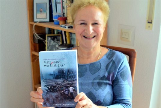 Vor kurzem ist das mehrfach preisgekrönte Werk „Surviving the Fatherland“ von Annette Oppenlander in der deutschen Übersetzung „Vaterland, wo bist du?“ auf den Markt gekommen. (Foto: © Martina Hörle)