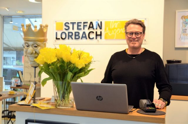 Vor einem Jahr hat sich Augenoptikermeister Stefan Lorbach an der Emdenstraße in Ohligs selbstständig gemacht. Er freut sich über den großen Zulauf und die vielen zufriedenen Kunden. (Foto: © Martina Hörle)