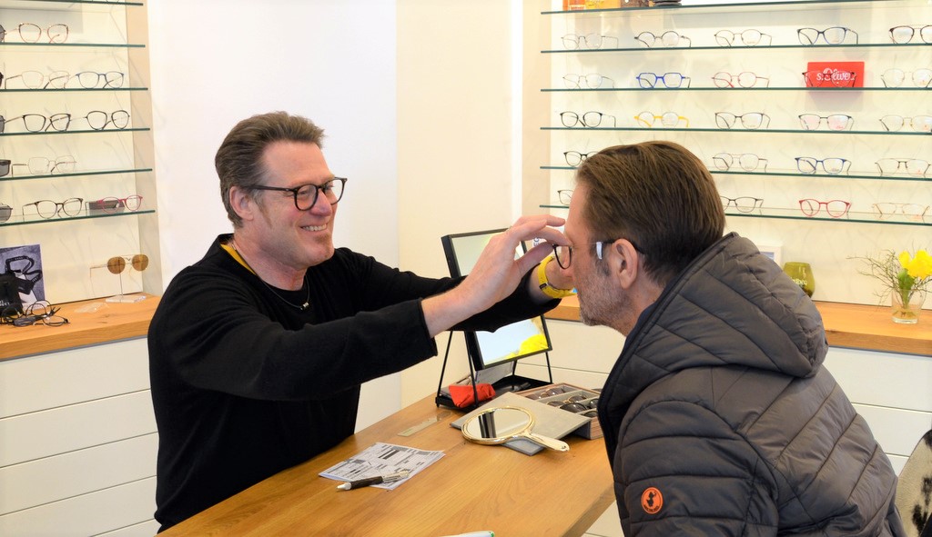Bei Brillenfassungen möchte Optiker Lorbach mehr als reinen Standard anbieten. In seinem Verkaufsraum sind 750 verschiedene Modelle ausgestellt. (Foto: © Martina Hörle)