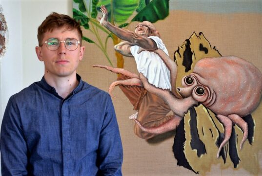 Moritz Albert zeigt in seiner neuen Ausstellung „Osore“ angstbesetzte Werke. Der Künstler versucht auf diesem Weg, eigene Ängste zu verstehen. Bei der surrealen Darstellung des Oktopus hat er sich von Katsushika Hokusai inspirieren lassen. (Foto: © Martina Hörle)