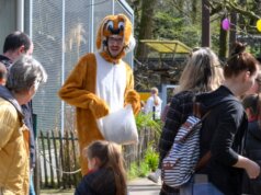 Zu jeder vollen Stunde ging der Osterhase mit den kleinen Besuchern auf Nestersuche durch den Tierpark. (Foto: © Martina Hörle)