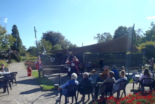 Die Künstlergruppe Dichter-Nebel verzauberte mit Geschichten, Erzählungen, Liedern und Seifenblasen ihr Publikum im Botanischen Garten. (Foto © Matthias Nitsche)