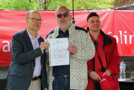 Am Sonntag überreichte Franz-Josef Lersch-Mense von der NRW-Stiftung Harro Hieronimus und Matthias Nitsche (v.l.) von der Stiftung Botanischer Garten Solingen die Förderurkunde für die Pergola. (Foto © Sandra Grünwald)