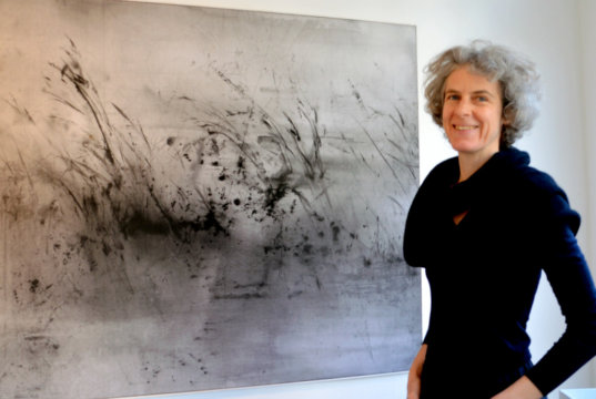 Künstlerin Petra Fröning befasst sich seit vielen Jahren mit Landschaftsmalerei. Auf großen Nessel- oder Leinentüchern entstehen mit Tusche und Wasser einzigartige Effekte. (Foto: © Martina Hörle)