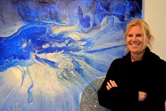 In der Ausstellung „Tiefe“ zeigt Petra Höcker Arbeiten voll Kraft und Emotion, zu denen sich der Betrachter seinen eigenen Zugang schaffen soll. (Foto: © Martina Hörle)