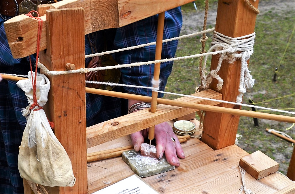 Beim Edelsteinschleifen kam die handbetriebene Holzschleifmaschine zum Einsatz. Jeder Teilnehmer erhielt ein Edelsteindiplom. (Foto: © Martina Hörle)