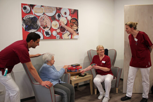 Für eine Woche übernahmen Pflegeschüler die Leitung eines Wohnbereichs der St. Joseph Senioreneinrichtung. Dazu gehörte natürlich auch mal ein kleines Spielchen mit den Senioren, v.l. Salmen Zouari, Bewoherin Maria Martin, Silke Ebert und Stefanie Lambardt. (Foto © Sandra Grünwald)