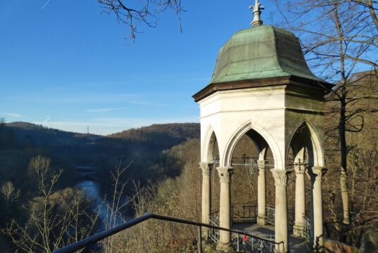 Der Spaziergang füht zum Müngstener Diederichstempel mit seinen hübschen Spitzbögen. (Foto © Sandra Grünwald)