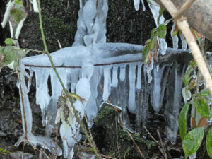 Bei Frost verzaubern sich die Rinnsaale in skurrile Kunstwerke aus Eis. (Foto © Sandra Grünwald)