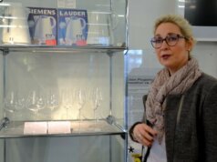 Christine Lacroix, 2. Vorsitzende des Vereins Museum Plagiarius e.V., begleitet die Besucher auf einem Rundgang durch die Ausstellung. Hier zeigt sie den ersten Negativ-Preis des Jahres 2024. (Foto: © Martina Hörle)
