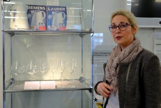 Christine Lacroix, 2. Vorsitzende des Vereins Museum Plagiarius e.V., begleitet die Besucher auf einem Rundgang durch die Ausstellung. Hier zeigt sie den ersten Negativ-Preis des Jahres 2024. (Foto: © Martina Hörle)
