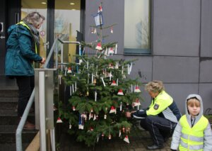 Der Wünschebaum für die Polizei sieht sehr stimmungsvoll aus. (Foto © Sandra Grünwald)