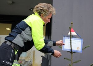 Polizeihauptkommissarin Katrin Grastat sorgt dafür, dass jeder lesen kann, wer den Weihnachtsbaum geschmückt hat. (Foto © Sandra Grünwald)