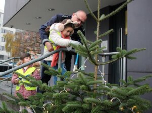 Thomas Eidmann, Leiter der Führungsstelle, half gerne aus, wenn die oberen Zweige erreicht werden mussten. (Foto © Sandra Grünwald)