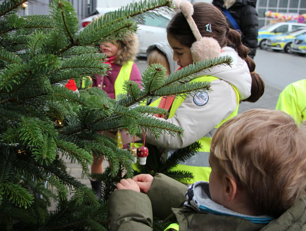 Kinder beim Schmücken. (Foto © Sandra Grünwald)