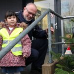 Aliya (4) und Thomas Eidmann. (Foto © Sandra Grünwald)