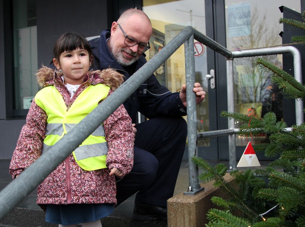 Aliya (4) und Thomas Eidmann. (Foto © Sandra Grünwald)