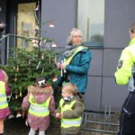 Celina Kernek, Claudia Beumker und Daniela Berghaus (v.l.) mit Kindern der Schatzkiste. (Foto © Sandra Grünwald)