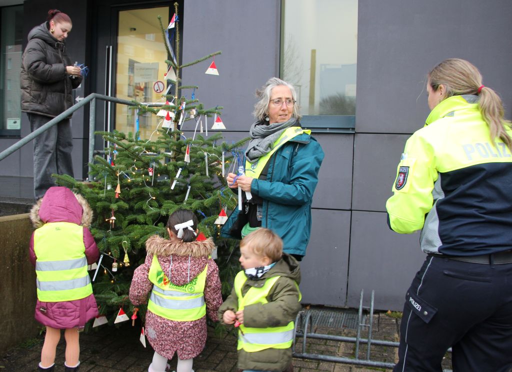 Celina Kernek, Claudia Beumker und Daniela Berghaus (v.l.) mit Kindern der Schatzkiste. (Foto © Sandra Grünwald)