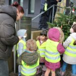 Auszubildende Celina Kernek (links) organisierte die Weihnachtsbaum-Schmück-Aktion des Familienzentrums Schatzkiste. (Foto © Sandra Grünwald)