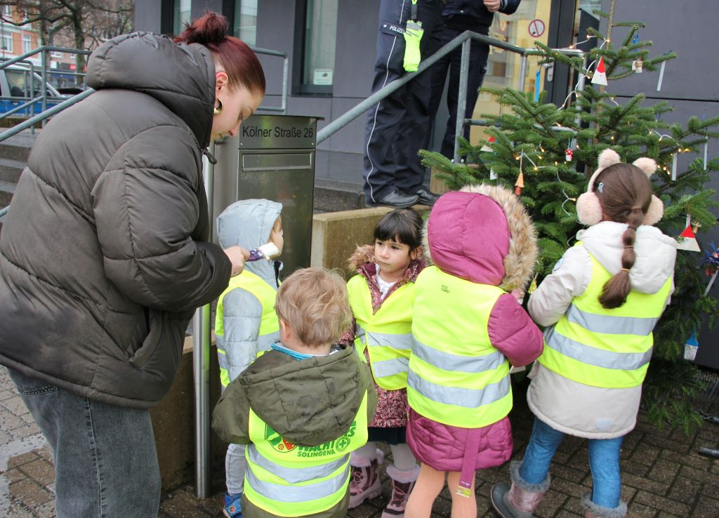 Auszubildende Celina Kernek (links) organisierte die Weihnachtsbaum-Schmück-Aktion des Familienzentrums Schatzkiste. (Foto © Sandra Grünwald)