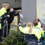 Schmücken mit vereinten Kräften. (Foto © Sandra Grünwald)
