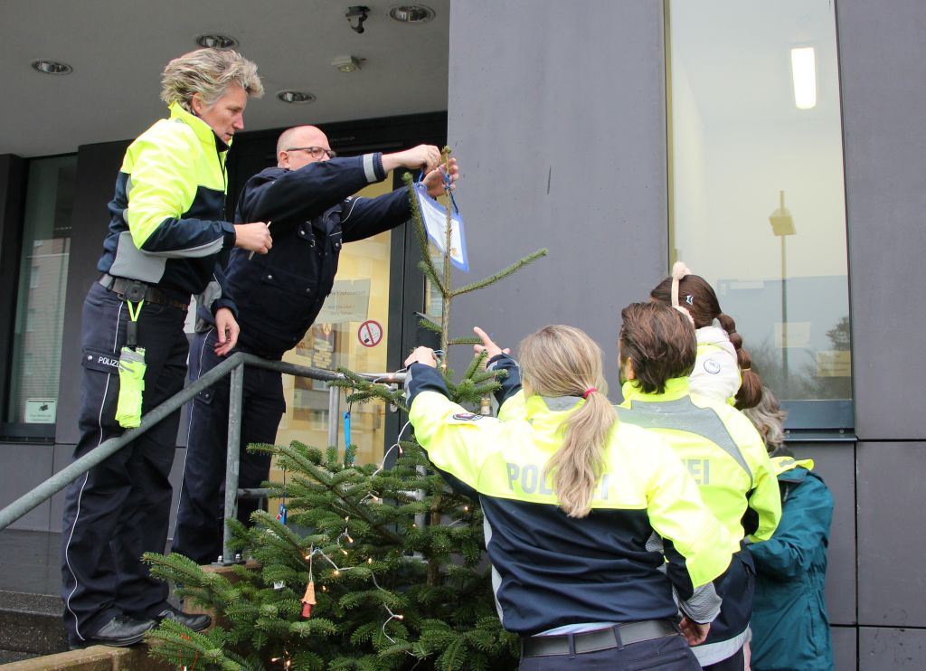 Schmücken mit vereinten Kräften. (Foto © Sandra Grünwald)