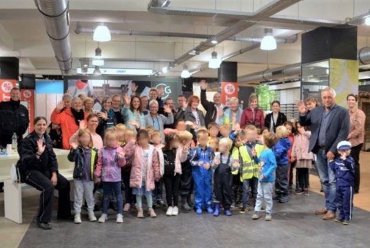 Kitas, Schulen und viele weitere berufliche Wegbegleiter ließen sich es nicht nehmen, zur Abschiedsfeier von Polizeihauptkommissar Thomas Müller zu kommen. Er geht nach 42 Dienstjahren in den Ruhestand. (Foto: © Martina Hörle)