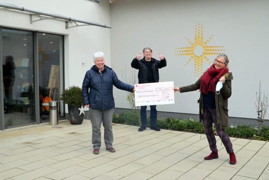 (v. li. Angelika Beyer, Timm Kronenberg, Kristina Eckel) Freuen sich über den schönen Erfolg der Künstleraktion (Foto: © Martina Hörle)