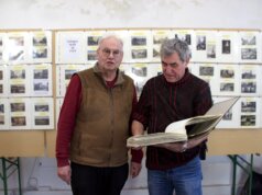 Wolfgang Müller (v. li.) und Werner Rühlke präsentieren zusammengetragene historische Dokumente über Wald. (Foto © Sarah Schmitz)