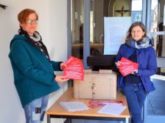 Andrea Heinz (li) und Andrea Pohl sind ehrenamtlich für die Gemeinde St. Sebastian tätig. Sie setzen sich intensiv für die vor einer Woche gestartete Postkartenaktion ein. (Foto: © Martina Hörle)