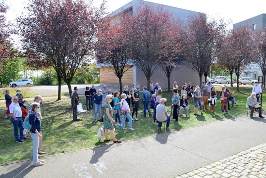 Viele Besucher waren zur Vernissage der Projektgruppe Druckgrafik Bergisch Land in die Galerie Kirschey gekommen. Die vielfältigen Werke der Druckkunst stießen auf reges Interesse. In kleinen Gruppen fand ein reger Informationsaustausch statt. (Foto: © Martina Hörle)