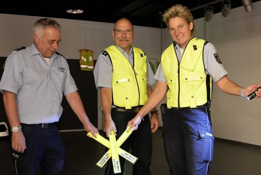 Die Verkehrssicherheitsexperten Thomas Müller, Ulrich Schmidt und Katrin Grastat informieren und beraten zum Thema sichere Kleidung im Straßenverkehr. (Foto: © Martina Hörle)