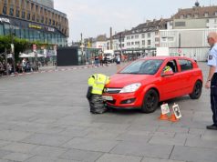 Die Mitarbeiter der Verkehrssicherheit zeigten in einer eindrucksvollen Demonstration die Auswirkungen einer verlängerten Reaktionszeit. Schon eine halbe Sekunde reichte aus, um den Dummy in Kindergröße frontal zu erfassen. (Foto: © Martina Hörle)