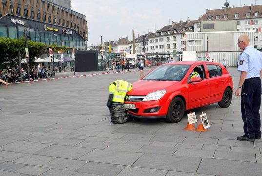 Die Mitarbeiter der Verkehrssicherheit zeigten in einer eindrucksvollen Demonstration die Auswirkungen einer verlängerten Reaktionszeit. Schon eine halbe Sekunde reichte aus, um den Dummy in Kindergröße frontal zu erfassen. (Foto: © Martina Hörle)