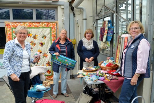 Die vier eifrigen Näherinnen (v. li. Brigitte Diederich, Hildegard Ressos, Angelika Posse, Mechthild Kleinhans) gehören zu der Gruppe, die nunmehr seit 23 Jahren mit Begeisterung und Kreativität Quilts näht. (Foto: © Martina Hörle)