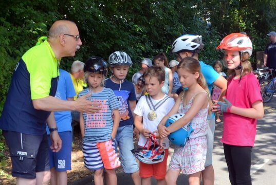 Verkehrsexperte Ulrich Schmidt erklärt den kleinen Teilnehmern vor dem Start genau, worauf sie bei den verschiedenen Übungen achten müssen und wie der Parcours verläuft. (Foto: © Martina Hörle)