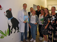 Große Freude über die Rätseltour durchs Klinikum: v.li. Dr. Sven Propson (Chefarzt Kinderklinik), Kai Sturmfels (Aufsichtsratsvorsitzender Klinikum), Sandra-Janine Schneider (Die Wegfinder-Rätseltouren), Casten Becker (Stadtrat), Heike Zinn (Pflegedirektorin), Julia Klauke (BKK) und Sandra Kratz (SPZ). (Foto: © Sandra Grünwald)