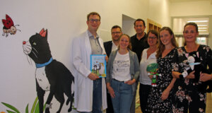 Große Freude über die Rätseltour durchs Klinikum: v.li. Dr. Sven Propson (Chefarzt Kinderklinik), Kai Sturmfels (Aufsichtsratsvorsitzender Klinikum), Sandra-Janine Schneider (Die Wegfinder-Rätseltouren), Casten Becker (Stadtrat), Heike Zinn (Pflegedirektorin), Julia Klauke (BKK) und Sandra Kratz (SPZ). (Foto: © Sandra Grünwald)