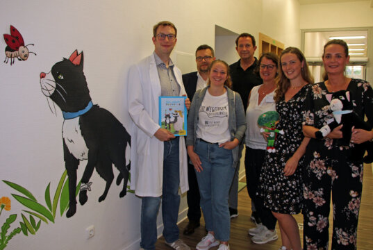 Große Freude über die Rätseltour durchs Klinikum: v.li. Dr. Sven Propson (Chefarzt Kinderklinik), Kai Sturmfels (Aufsichtsratsvorsitzender Klinikum), Sandra-Janine Schneider (Die Wegfinder-Rätseltouren), Casten Becker (Stadtrat), Heike Zinn (Pflegedirektorin), Julia Klauke (BKK) und Sandra Kratz (SPZ). (Foto: © Sandra Grünwald)