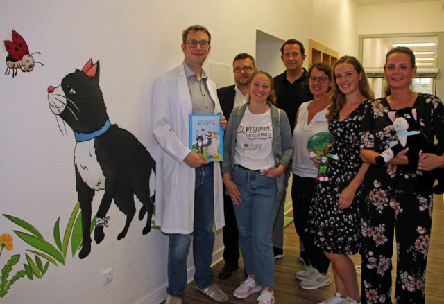 Große Freude über die Rätseltour durchs Klinikum: v.li. Dr. Sven Propson (Chefarzt Kinderklinik), Kai Sturmfels (Aufsichtsratsvorsitzender Klinikum), Sandra-Janine Schneider (Die Wegfinder-Rätseltouren), Casten Becker (Stadtrat), Heike Zinn (Pflegedirektorin), Julia Klauke (BKK) und Sandra Kratz (SPZ). (Foto: © Sandra Grünwald)