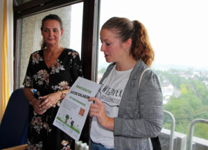 Sandra-Janine Schneider (rechts) und Sandra Kratz (links) erklären, wie die Rätseltour funktioniert. (Foto © Sandra Grünwald)