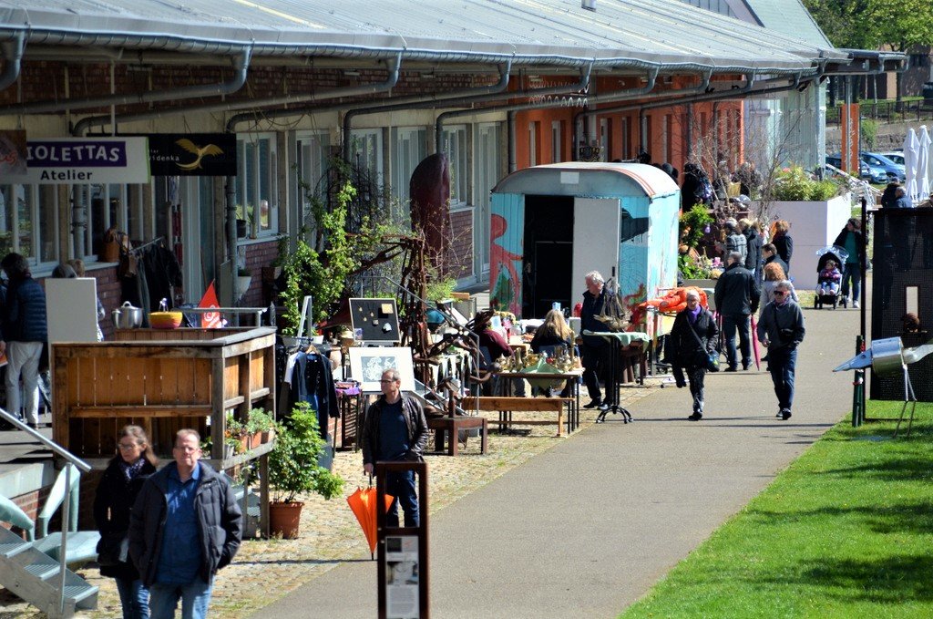 Der erste Rampenflohmarkt im Südpark sorgte für super Stimmung. Die Besucher nutzten gerne die Möglichkeiten zum Stöbern und Feilschen. (Foto: © Martina Hörle)