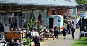 Der erste Rampenflohmarkt im Südpark sorgte für super Stimmung. Die Besucher nutzten gerne die Möglichkeiten zum Stöbern und Feilschen. (Foto: © Martina Hörle)
