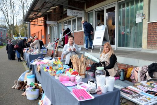 Der zweite Rampenflohmarkt im Südpark sorgte für super Stimmung. Die Besucher nutzten gerne die Möglichkeiten zum Stöbern und Staunen. (Foto: © Martina Hörle)