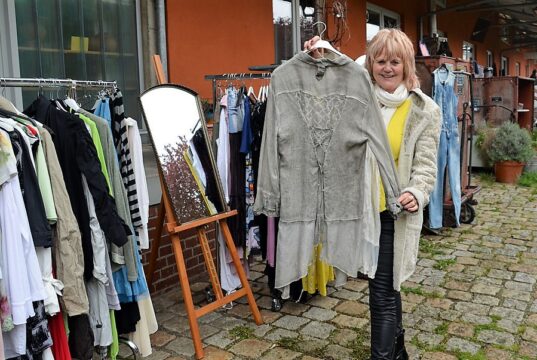 Der vierte Rampenflohmarkt im Südpark sorgte für super Stimmung. Second-Hand-Kleidung fand reges Interesse bei den Besuchern und sorgte obendrein für Nachhaltigkeit. (Foto: © Martina Hörle)